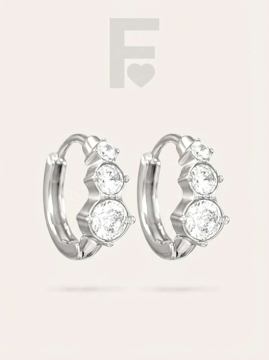 Pendientes de aro con 3 circonitas, acero quirúrgico, joyería brillante, diseño elegante.