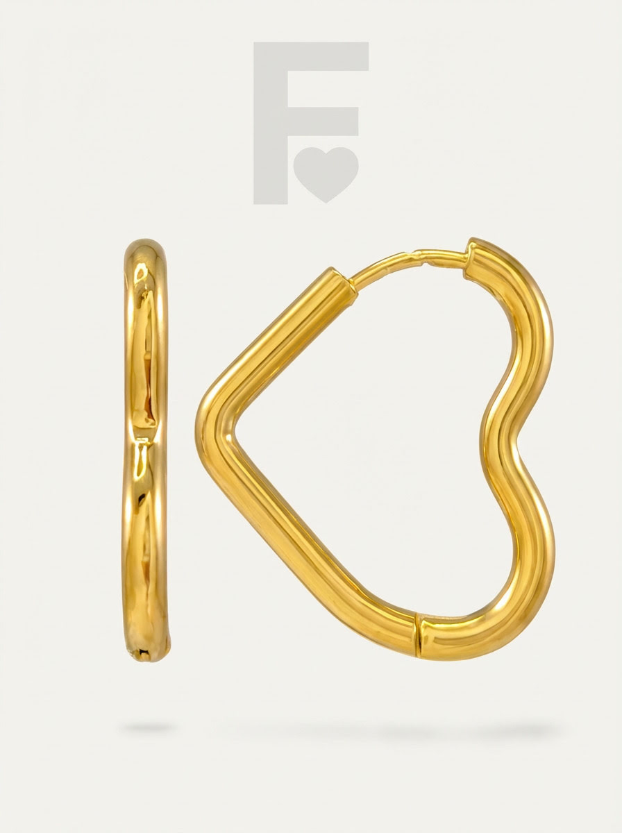 Detalle del aro con forma de corazón, acero quirúrgico hipoalergénico, joyería con significado.