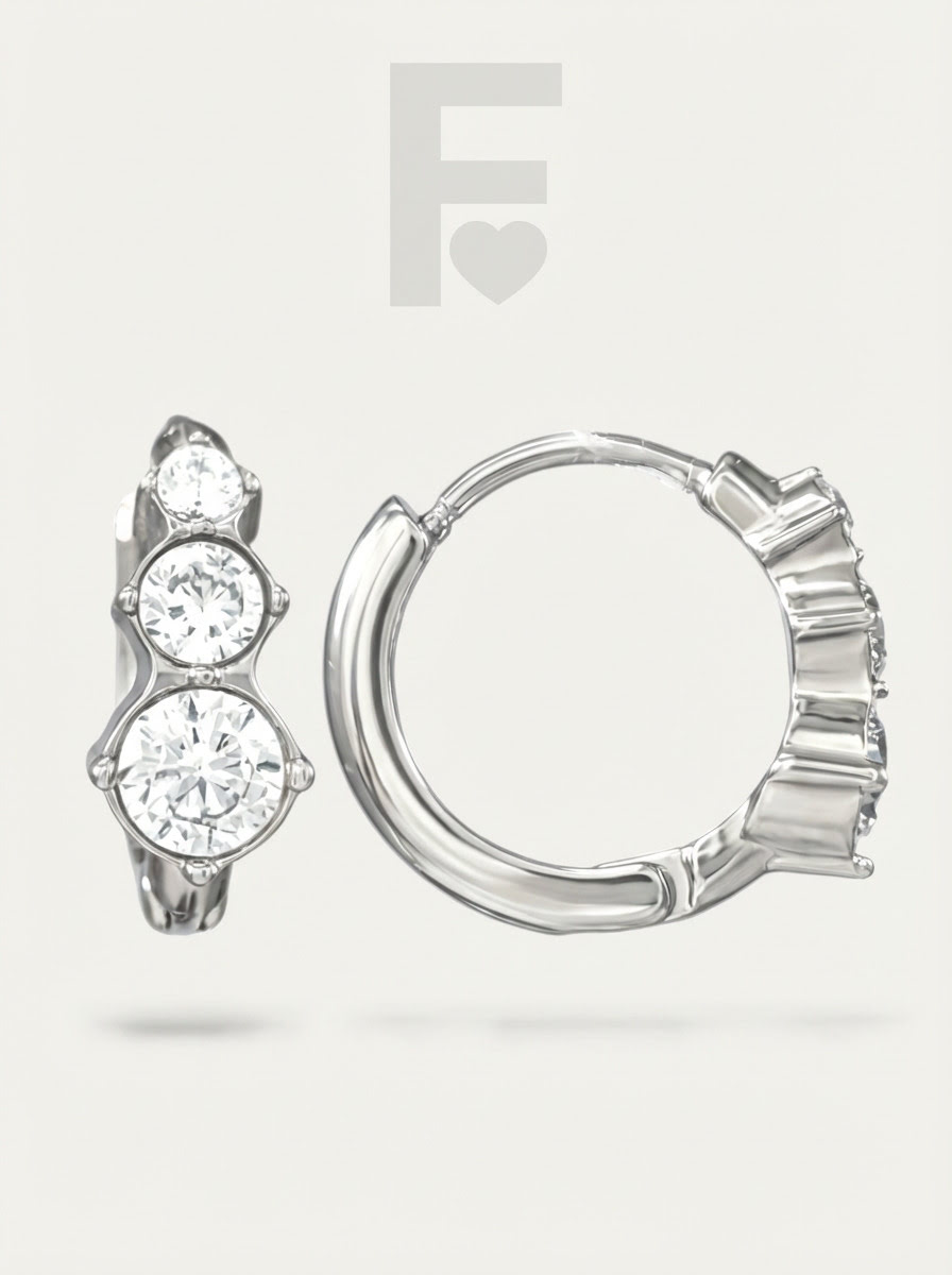 Admira el brillo intenso de las circonitas de los pendientes Trilumos. Su diseño minimalista y sofisticado los hace perfectos para cualquier ocasión.