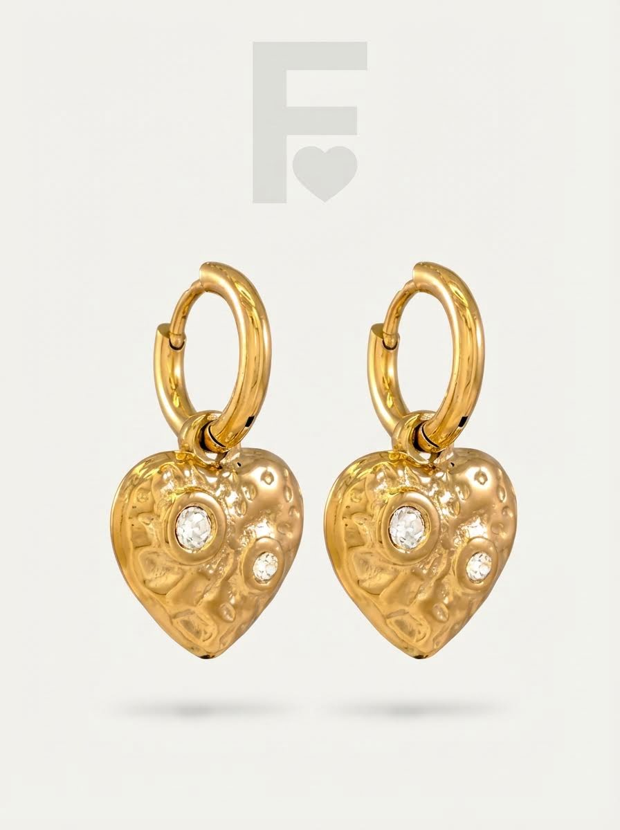 Texto alternativo: Pendientes de aro corazón curtido en acero quirúrgico 316L dorado, joyería con significado, diseño único y original.