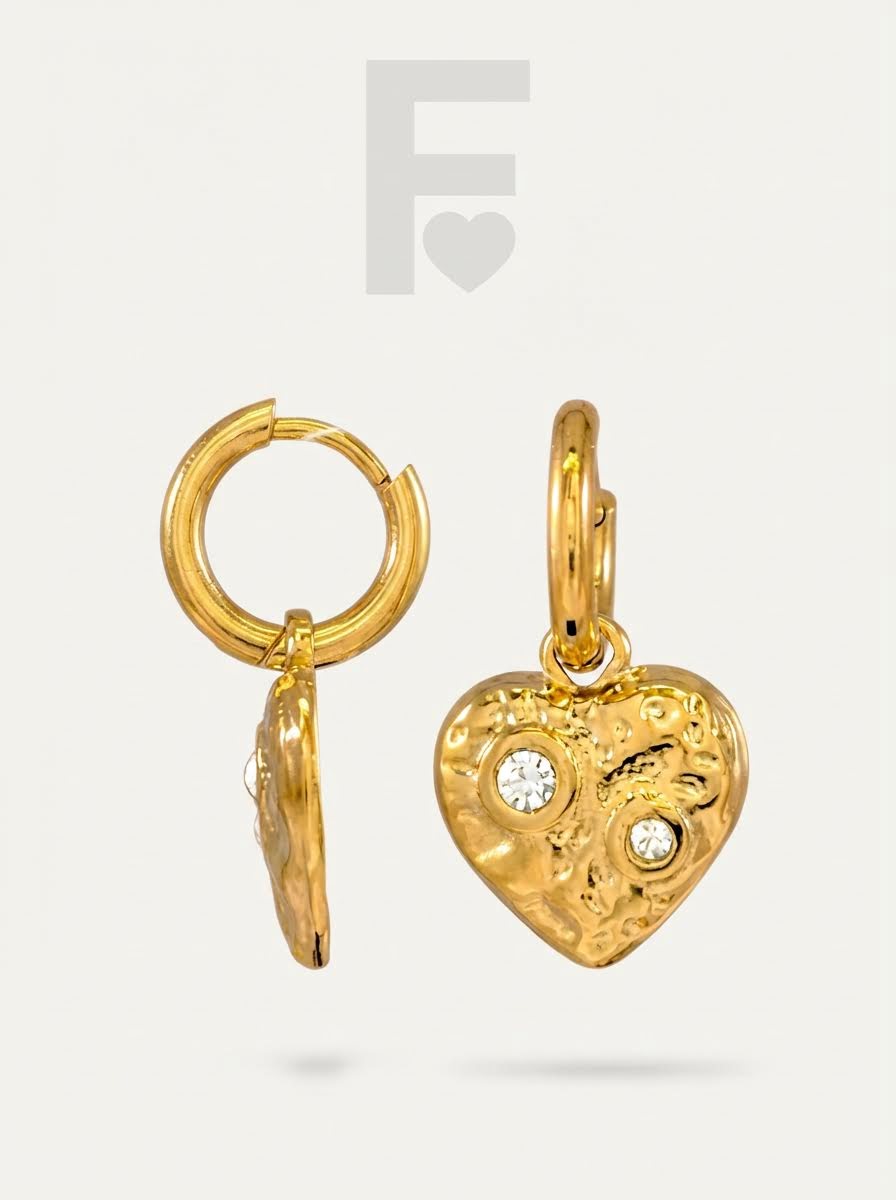 Detalle del corazón curtido, pendientes de aro en acero quirúrgico dorado, joyería artesanal, regalo original.