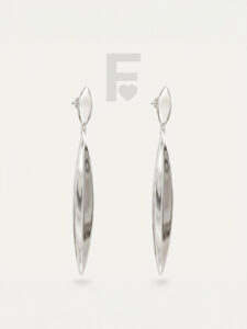 Descubre la belleza y el movimiento de los pendientes "Hoja de Olivo" de FLORYNATA. Fabricados en acero quirúrgico 316L, estos pendientes de diseño exclusivo son perfectos para eventos especiales. Su acabado de espejo refleja la luz y añade un toque de glamour a tu look.