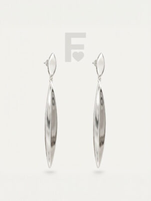 Descubre la belleza y el movimiento de los pendientes "Hoja de Olivo" de FLORYNATA. Fabricados en acero quirúrgico 316L, estos pendientes de diseño exclusivo son perfectos para eventos especiales. Su acabado de espejo refleja la luz y añade un toque de glamour a tu look.