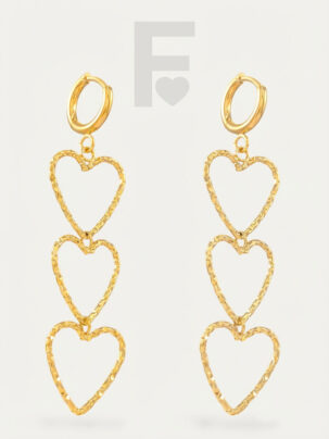 Pendientes "Amor a la Vista" de FLORYNATA, diseño romántico con tres corazones colgantes que irradian brillo y movimiento, perfectos para mujeres modernas y eventos especiales.