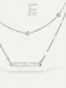 Detalle collar doble nácar Campeche FLORYNATA, colgante nácar, cadena acero quirúrgico, joya detalle.