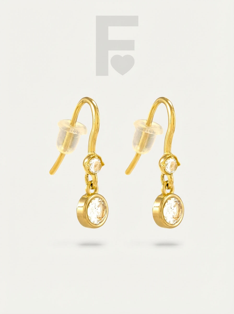 Los pendientes "Simple Belleza" de FLORYNATA capturan la luz con su diseño atemporal y su brillo natural.