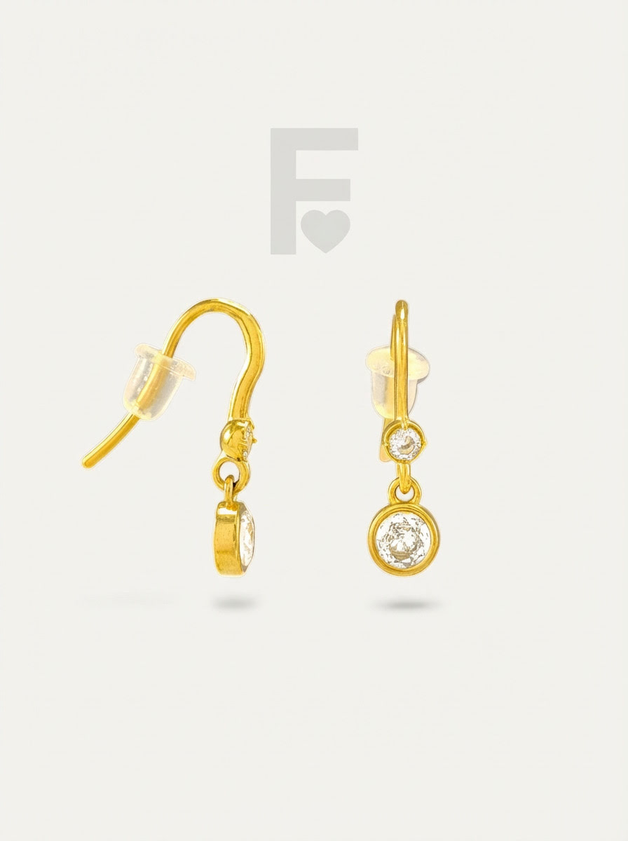 alternativo: Pendientes "Simple Belleza" de FLORYNATA, detalle lateral que muestra la calidad del material y el diseño clásico.