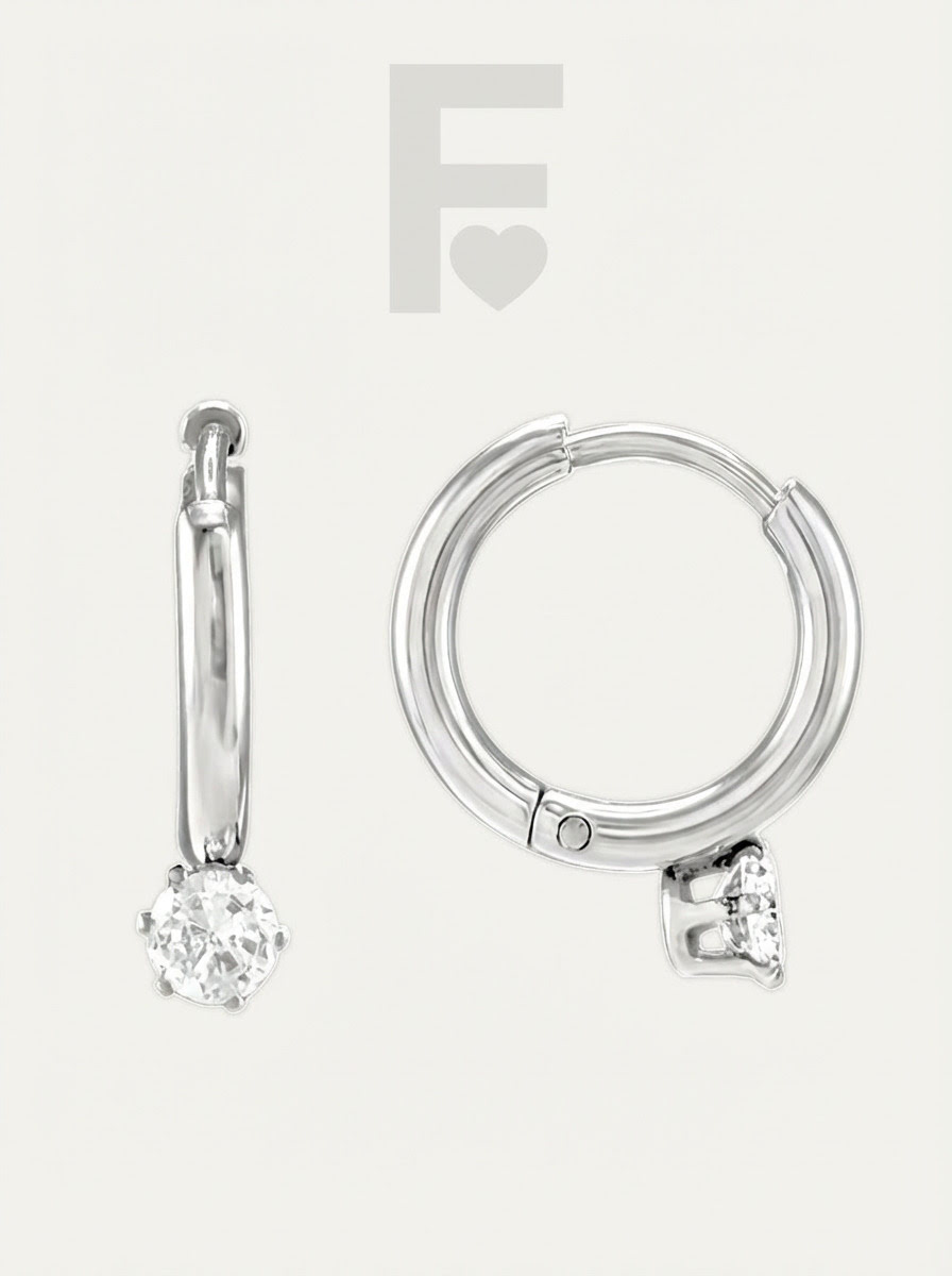 Descubre la elegancia atemporal de los pendientes "Aro Solitario" de FLORYNATA. Fabricados en acero quirúrgico 316L, estos pendientes presentan un aro de 10mm con una circonita brillante que añade un toque de sofisticación. Ideales para mujeres que buscan un accesorio versátil y elegante. Imagen 2: Pendientes de lado