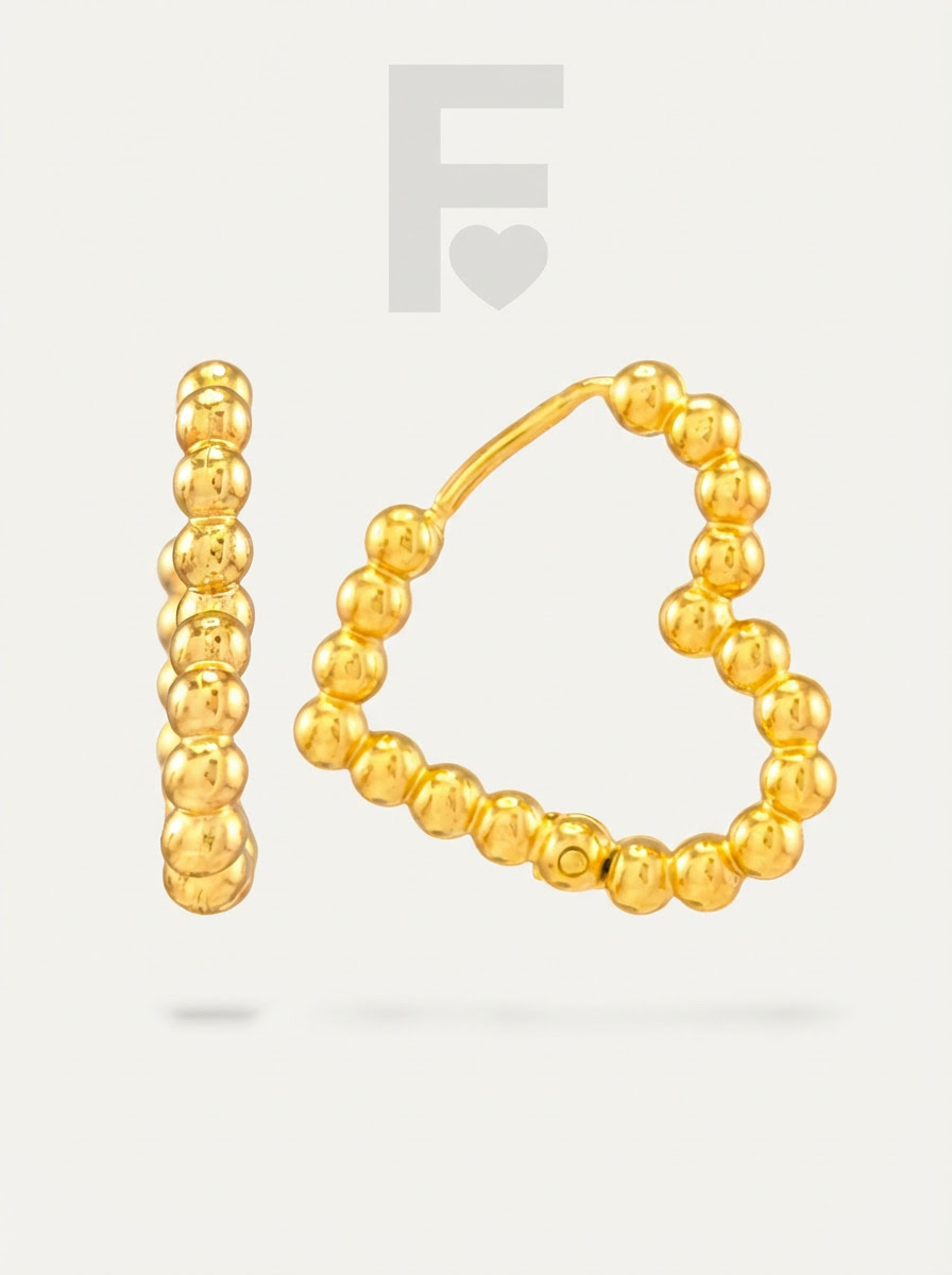 Detalle de las bolitas brillantes, pendientes de aro con forma de corazón, acero quirúrgico hipoalergénico, joyería romántica