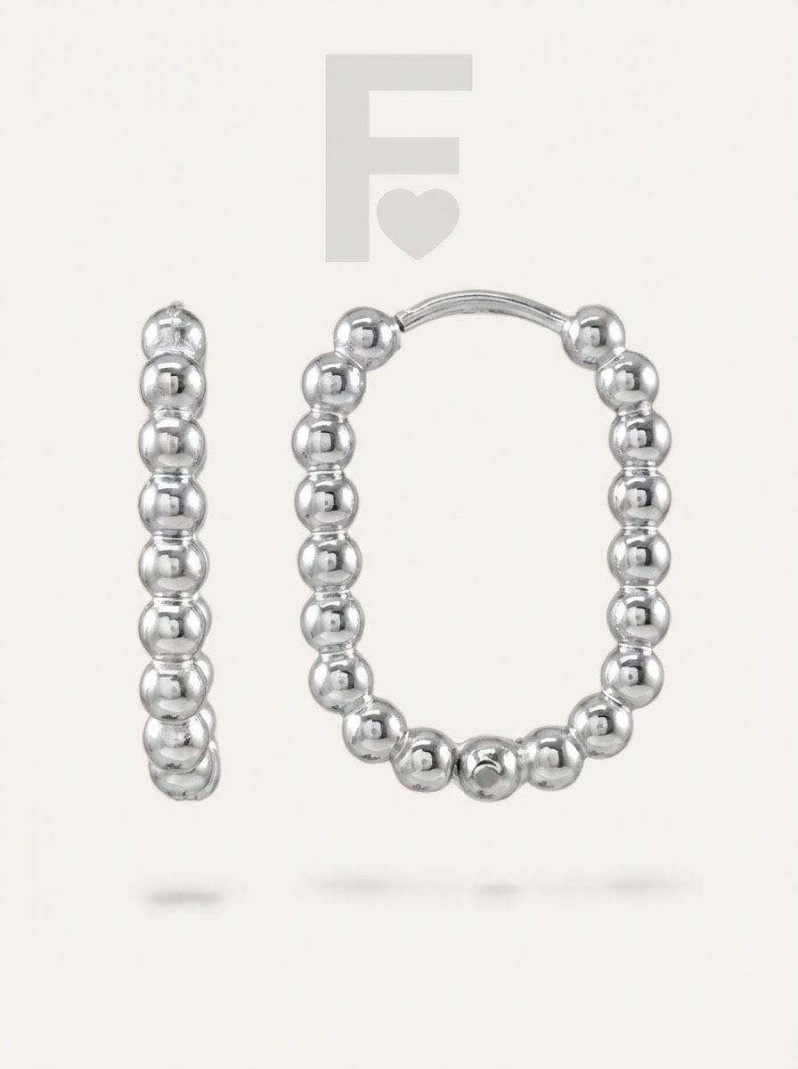 Detalle de los pendientes ovalobola, diseño minimalista y atemporal, acero quirúrgico 316L.