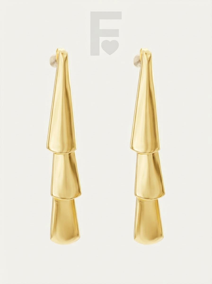 Los pendientes "Escamas de Mithril" de FLORYNATA capturan la luz con su diseño único y el brillo de sus escamas.