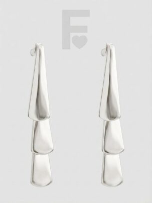 Pendientes de frente * Texto alternativo: Pendientes "Escamas de Mithril" de FLORYNATA, diseño de escamas articuladas que evocan una armadura, perfectos para mujeres guerreras y eventos especiales.