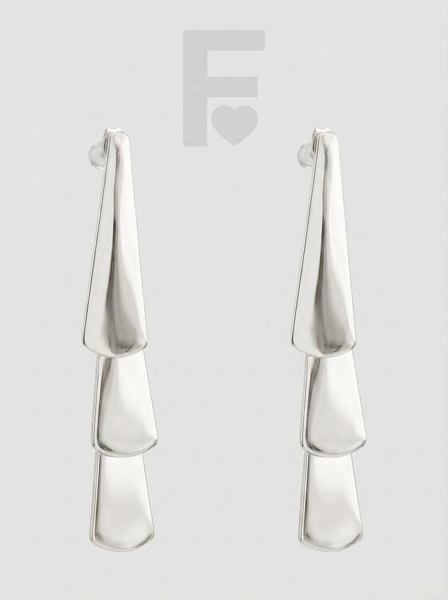 Los pendientes "Escamas de Mithril" de FLORYNATA capturan la luz con su diseño único y el brillo de sus escamas