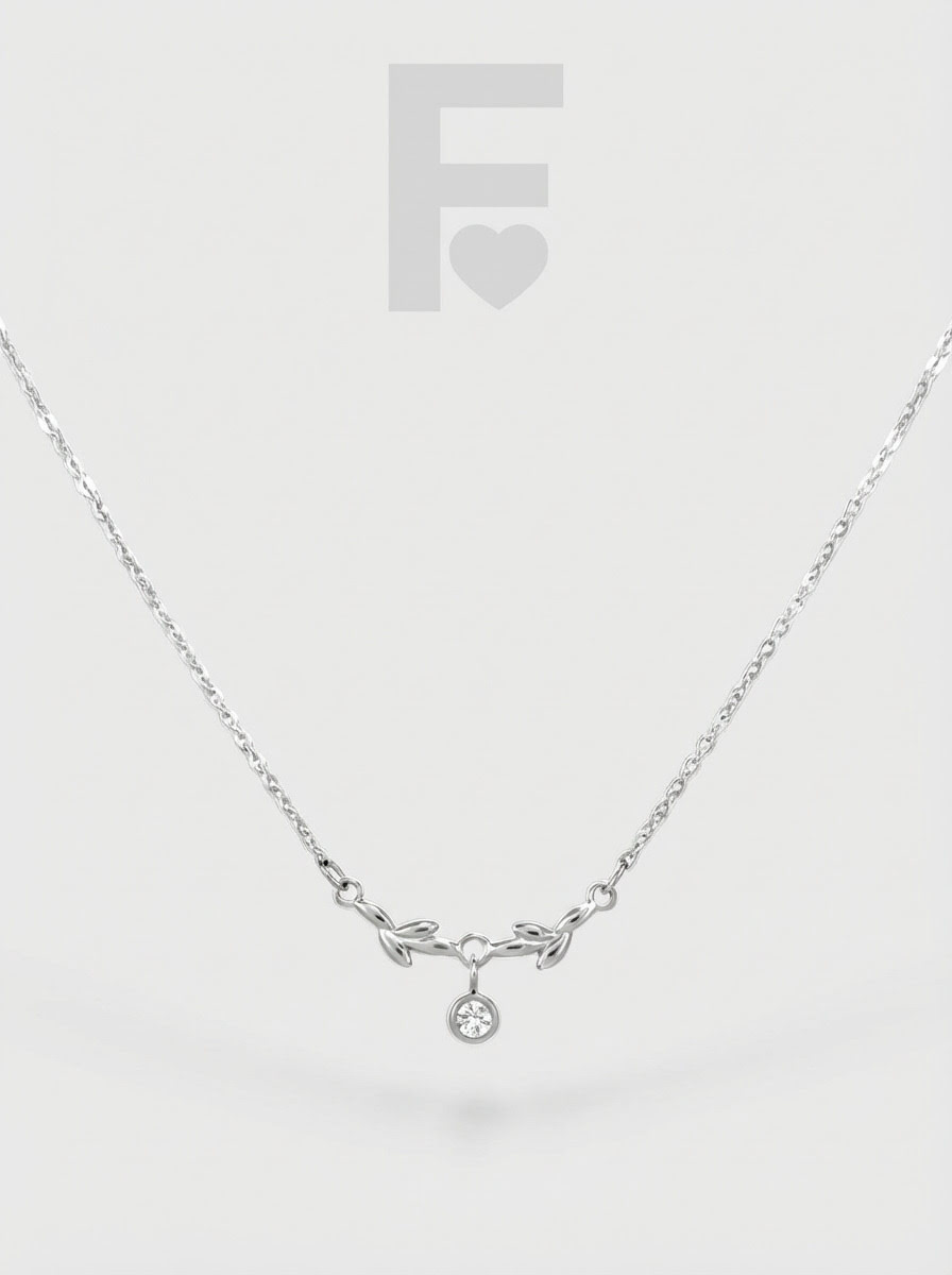 Collar corona laurel romana FLORYNATA, plano general, diseño triumphalis, circonitas AAA, acero quirúrgico 316L