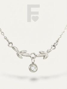 Detalle collar corona laurel romana FLORYNATA, circonitas AAA, diseño triumphalis, acero quirúrgico 316L, colgante Triumphalis, detalle joya