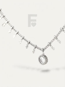 Detalle collar circonita picos glamour FLORYNATA, circonita AAA, diseño moderno, acero quirúrgico 316L, colgante Picos de Glamour, detalle joya