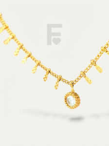 Detalle collar circonita picos glamour FLORYNATA, circonita AAA, diseño moderno, acero quirúrgico 316L, colgante Picos de Glamour, detalle joya