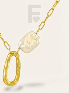 Detalle collar nácar natural FLORYNATA, formas orgánicas, acero quirúrgico 316L, colgante Nacaré, detalle joya