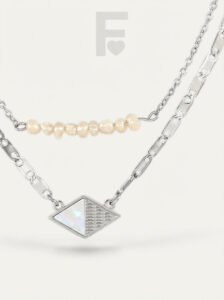 Detalle collar perlas nácar FLORYNATA, perlas naturales, rombo nácar, acero quirúrgico 316L, detalle joya